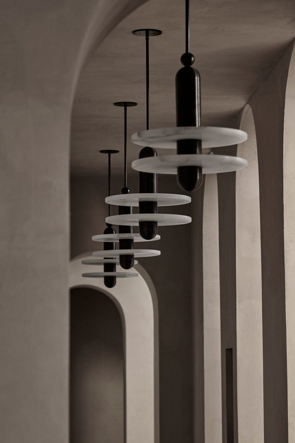 MEDIAN: 1 PENDANT - R HUGHES